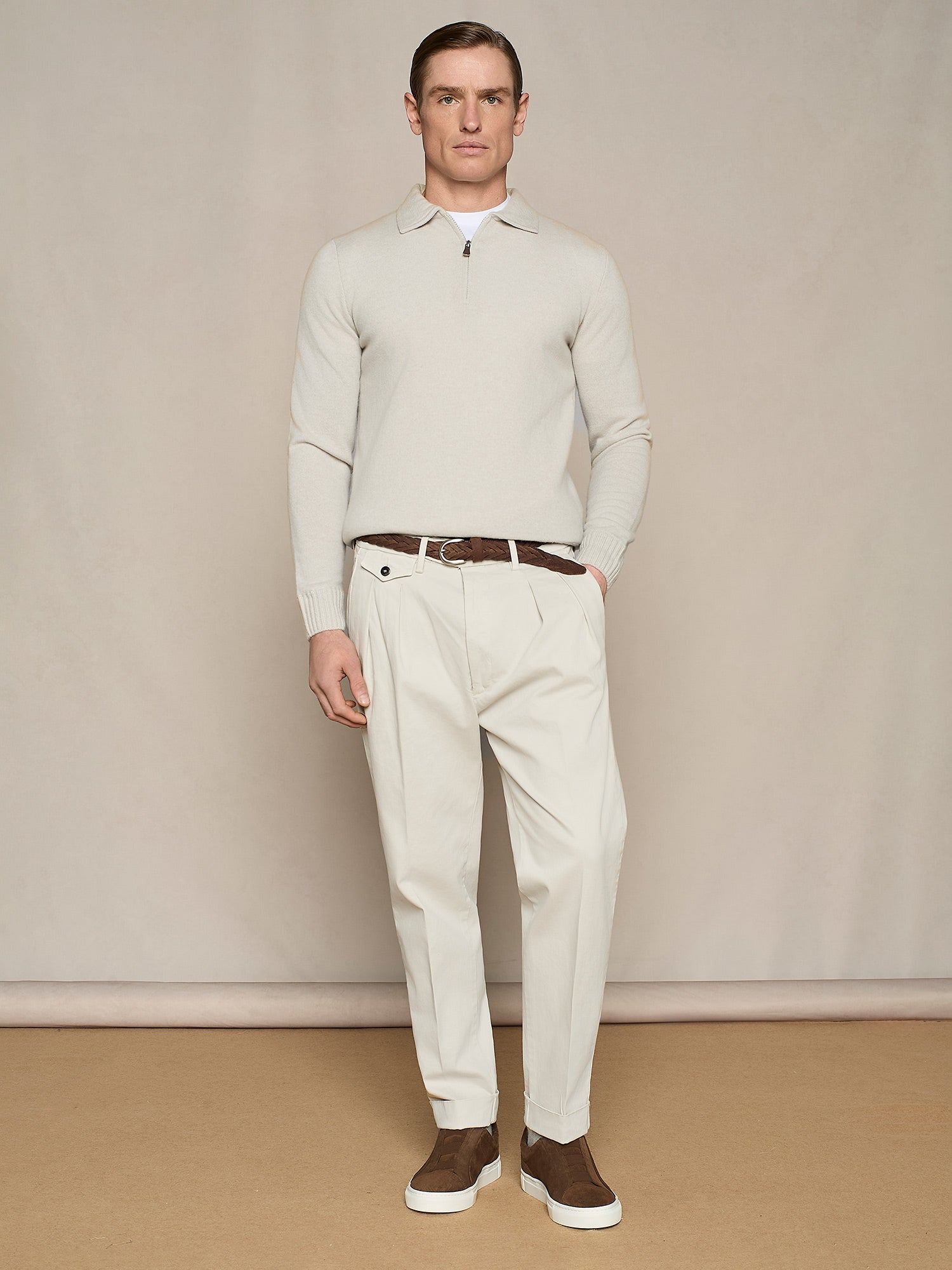 PANTALONE CON DOPPIA PINCES IN GABARDINA BURRO