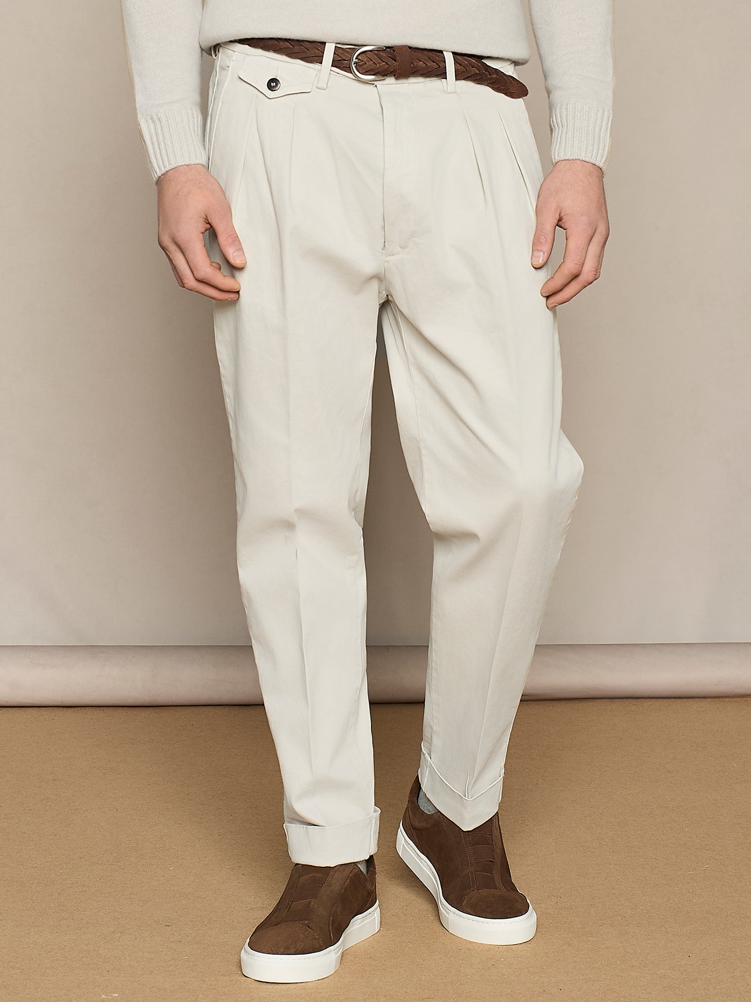 PANTALONE CON DOPPIA PINCES IN GABARDINA BURRO