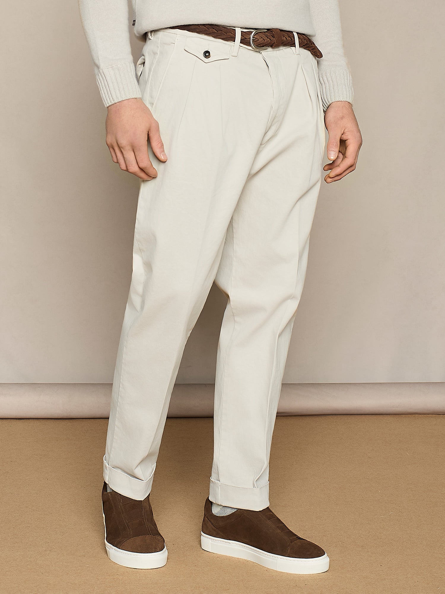 PANTALONE CON DOPPIA PINCES IN GABARDINA BURRO