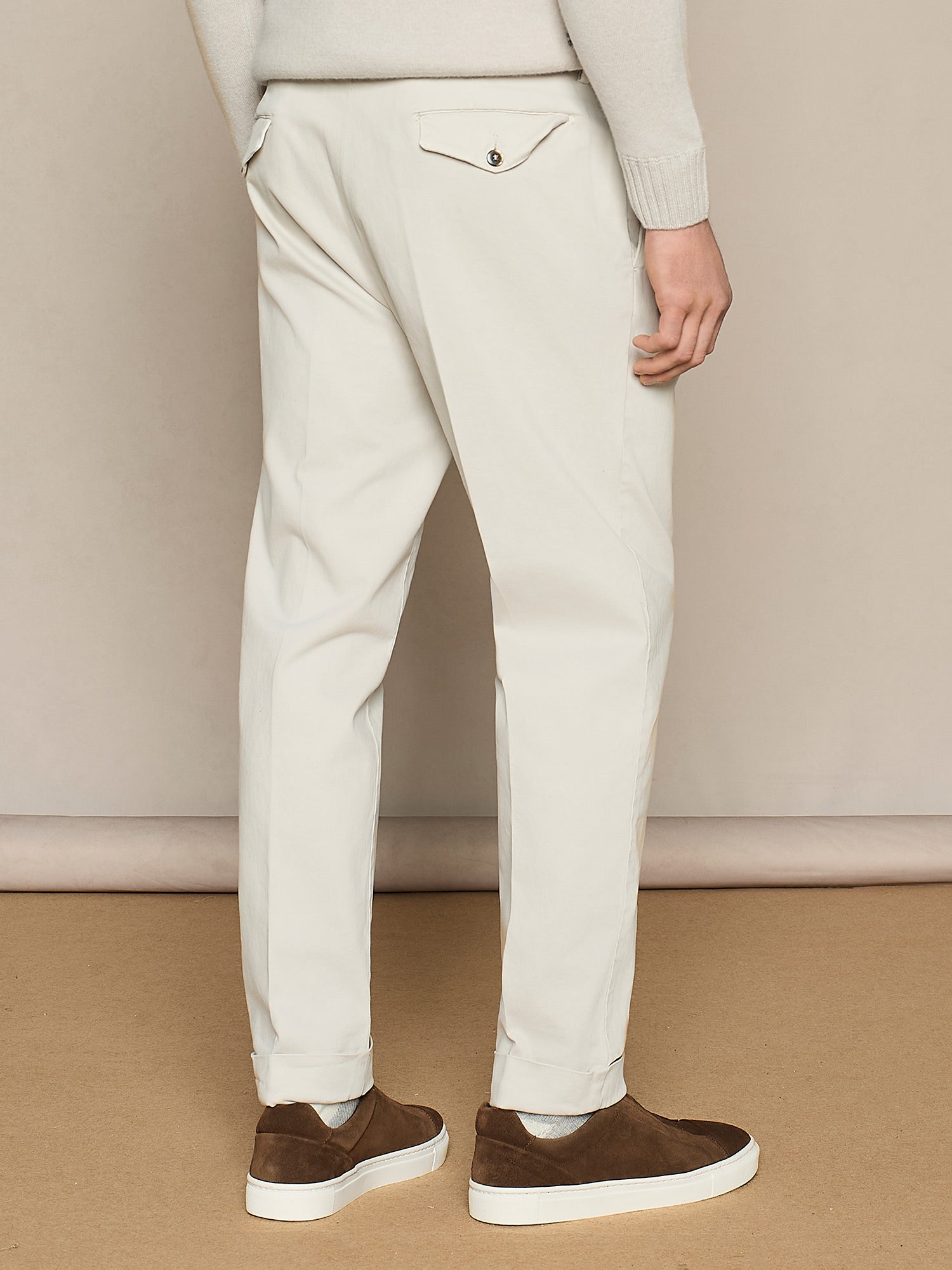PANTALONE CON DOPPIA PINCES IN GABARDINA BURRO
