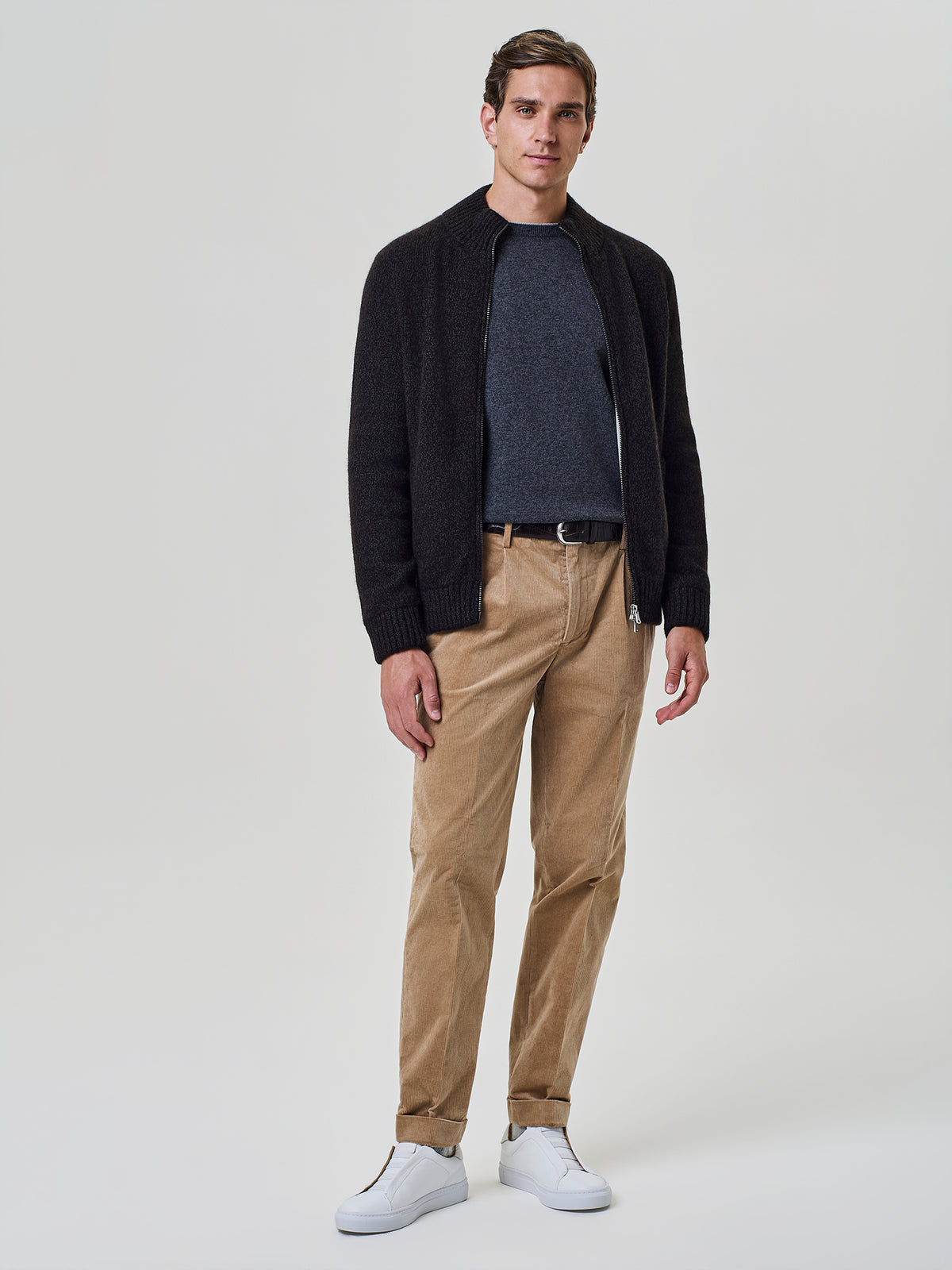 Pantalone in velluto millerighe cammello con risvolto al fondo, modello versatile e raffinato, Paul Taylor