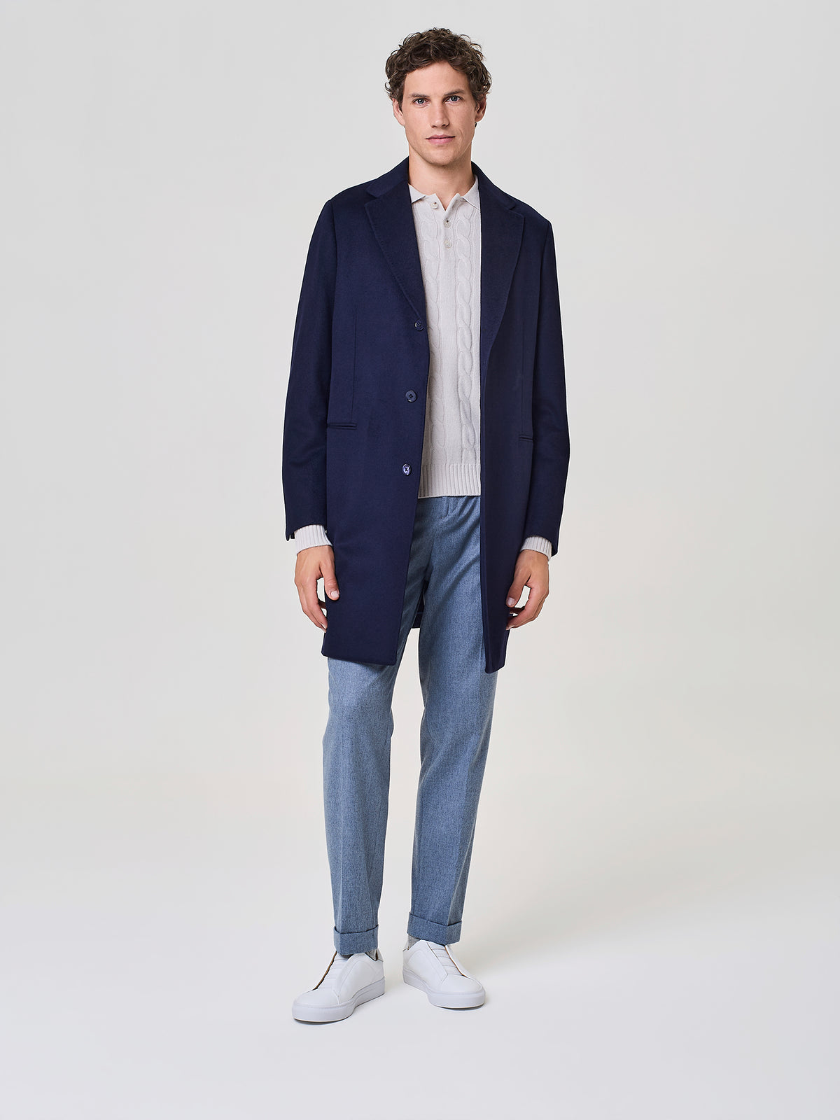 Dettaglio del cappotto blu in cashmere con impunture AMF, Paul Taylor